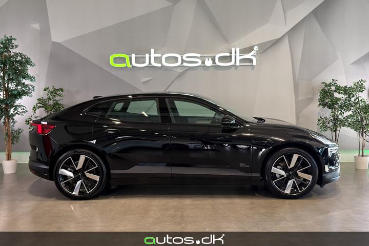 Sort Polestar 4 fra 2024