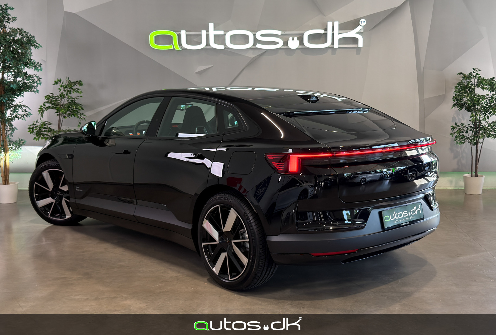 Sort Polestar 4 fra 2024