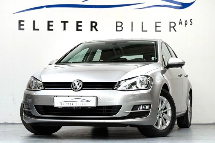 Sølv VW Golf VII fra 2014 set udefra