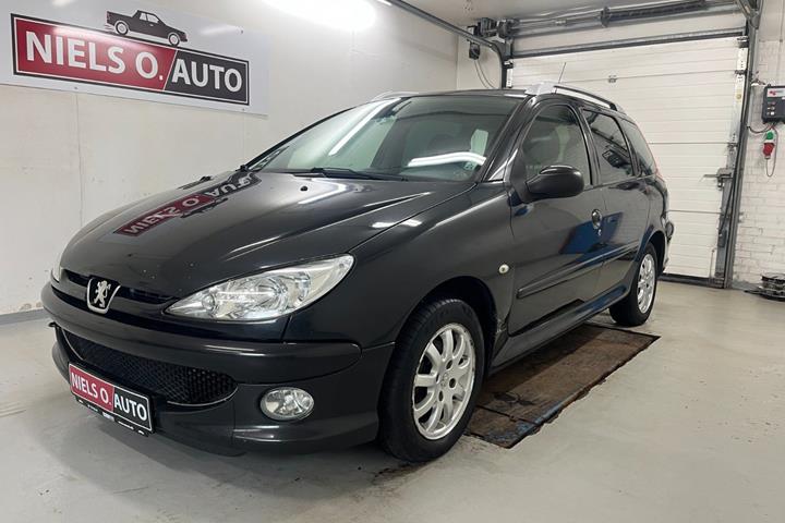 Sort Peugeot 206 fra 2006 set udefra