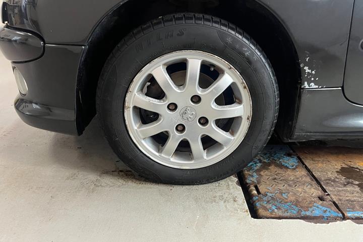 Sort Peugeot 206 fra 2006