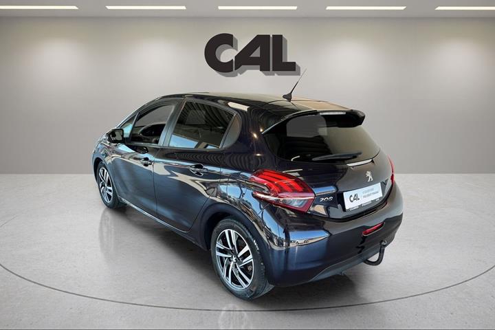 Blå Peugeot 208 fra 2017