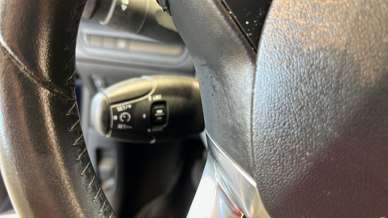 Blå Peugeot 208 fra 2017
