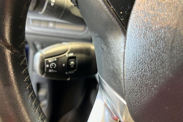 Blå Peugeot 208 fra 2017