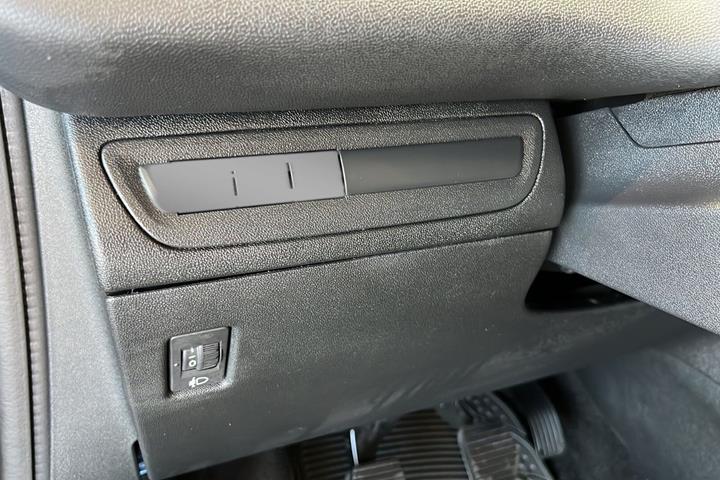 Blå Peugeot 208 fra 2017