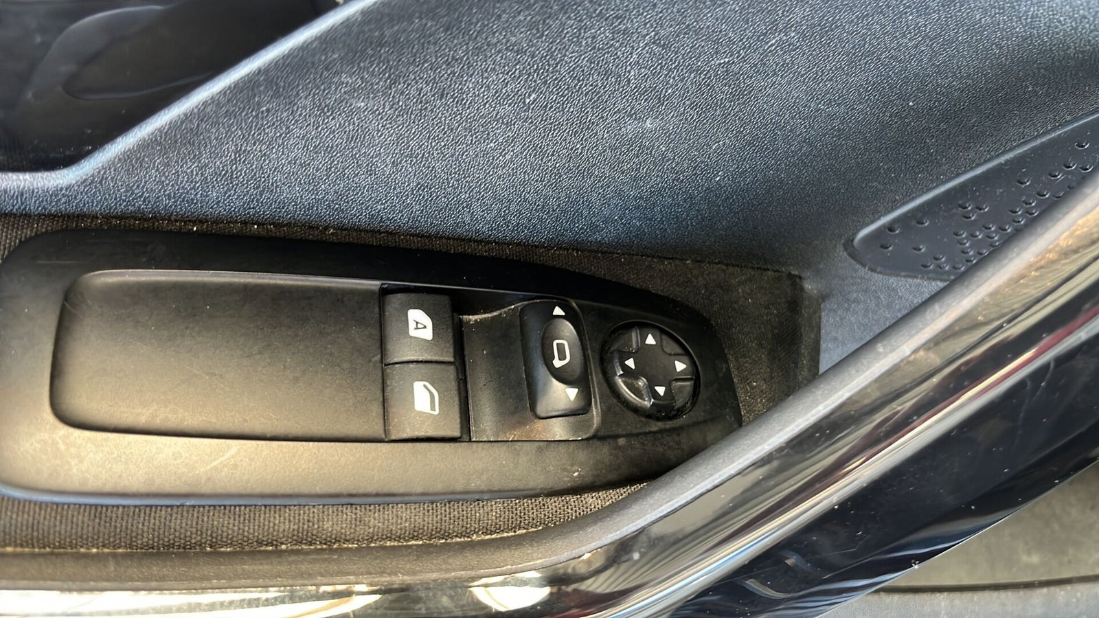 Blå Peugeot 208 fra 2017