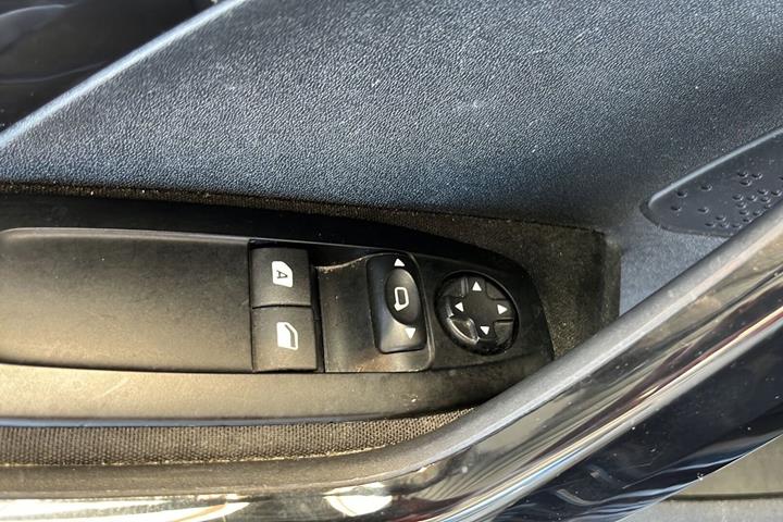 Blå Peugeot 208 fra 2017