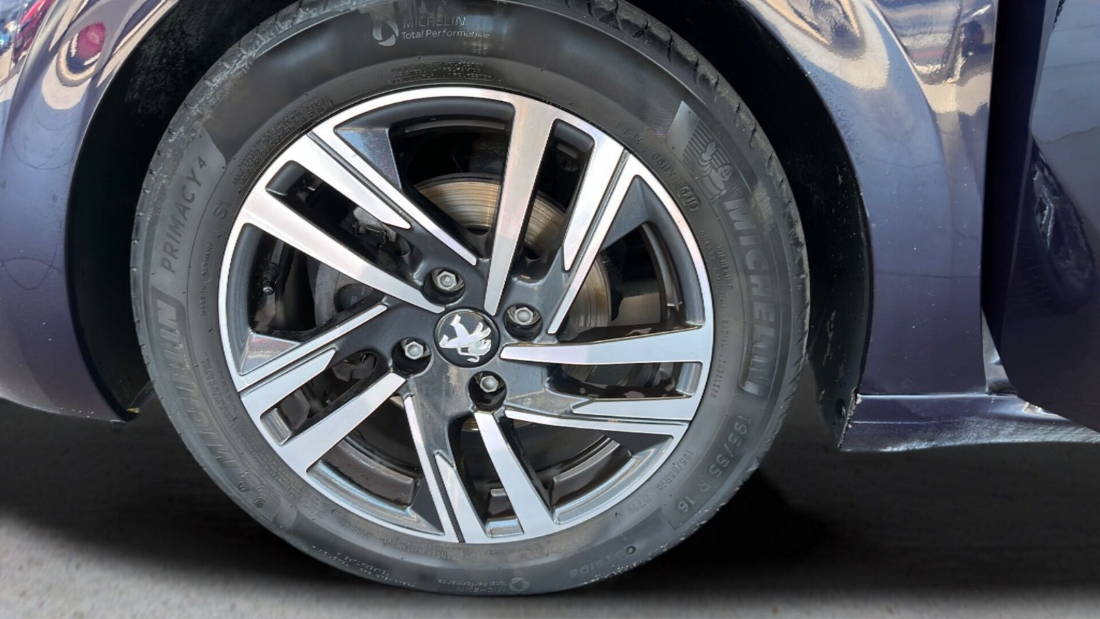 Blå Peugeot 208 fra 2017