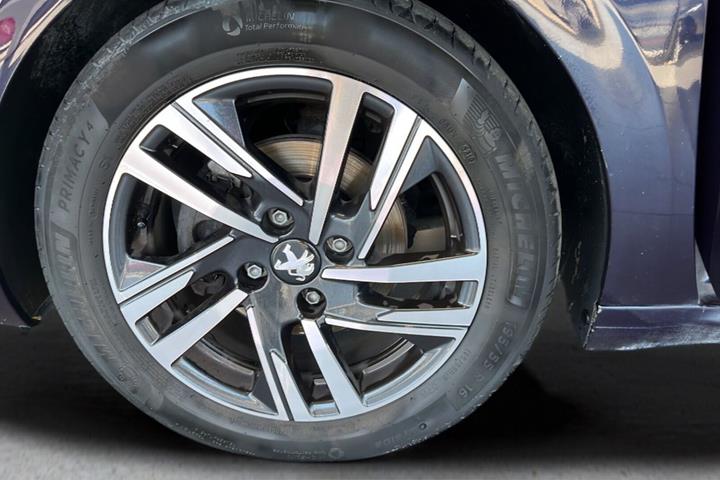 Blå Peugeot 208 fra 2017