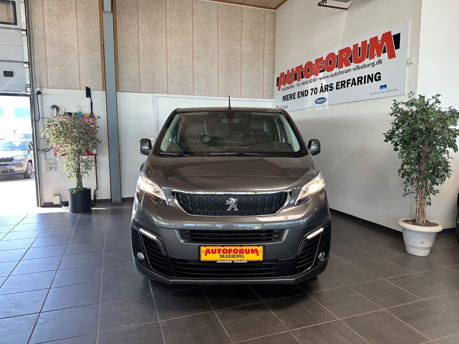 Grå Peugeot Expert fra 2021