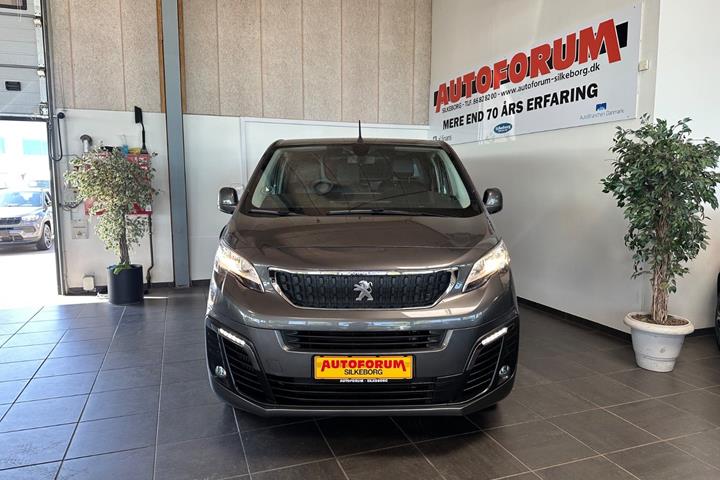 Grå Peugeot Expert fra 2021