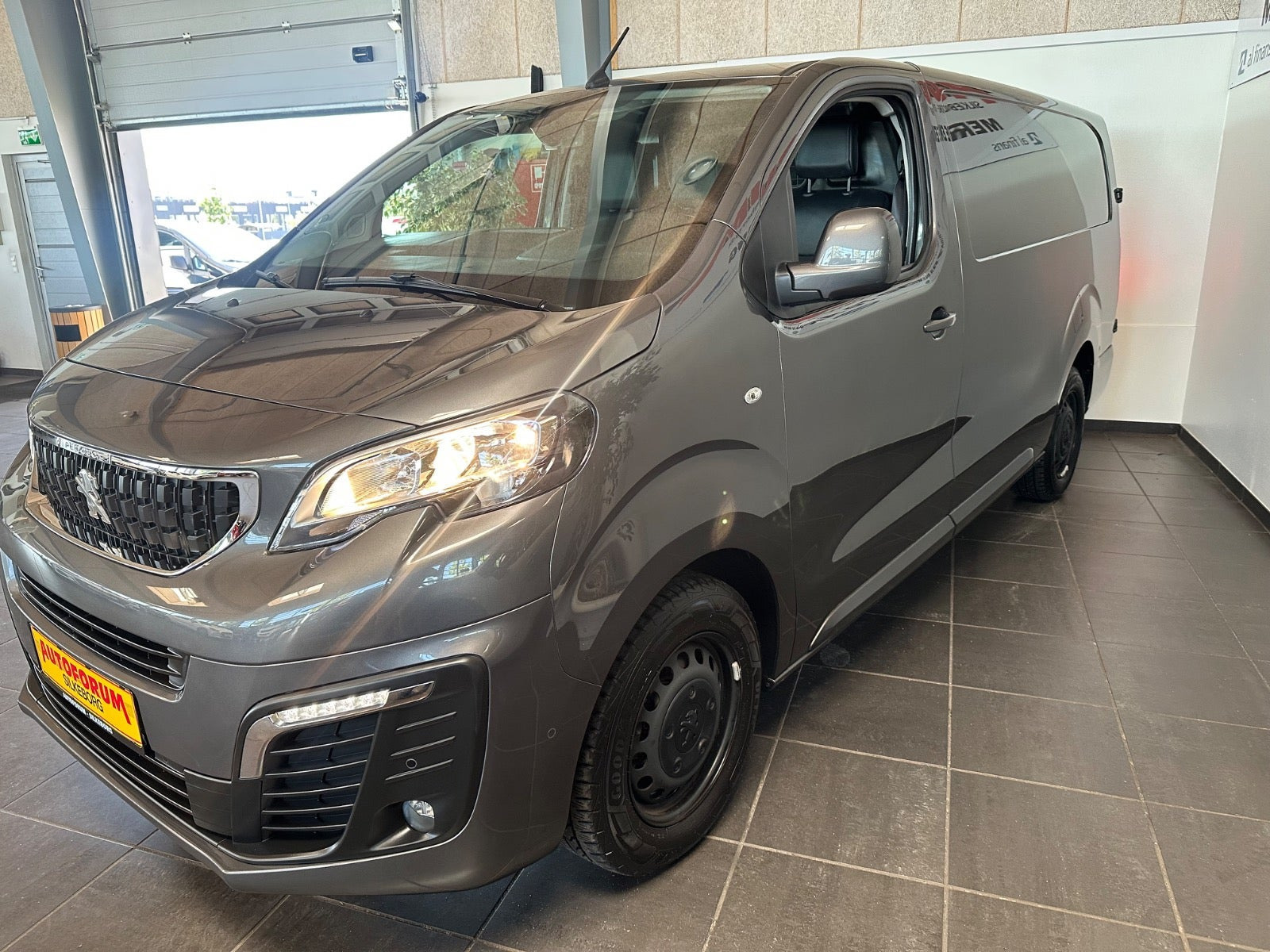 Grå Peugeot Expert fra 2021