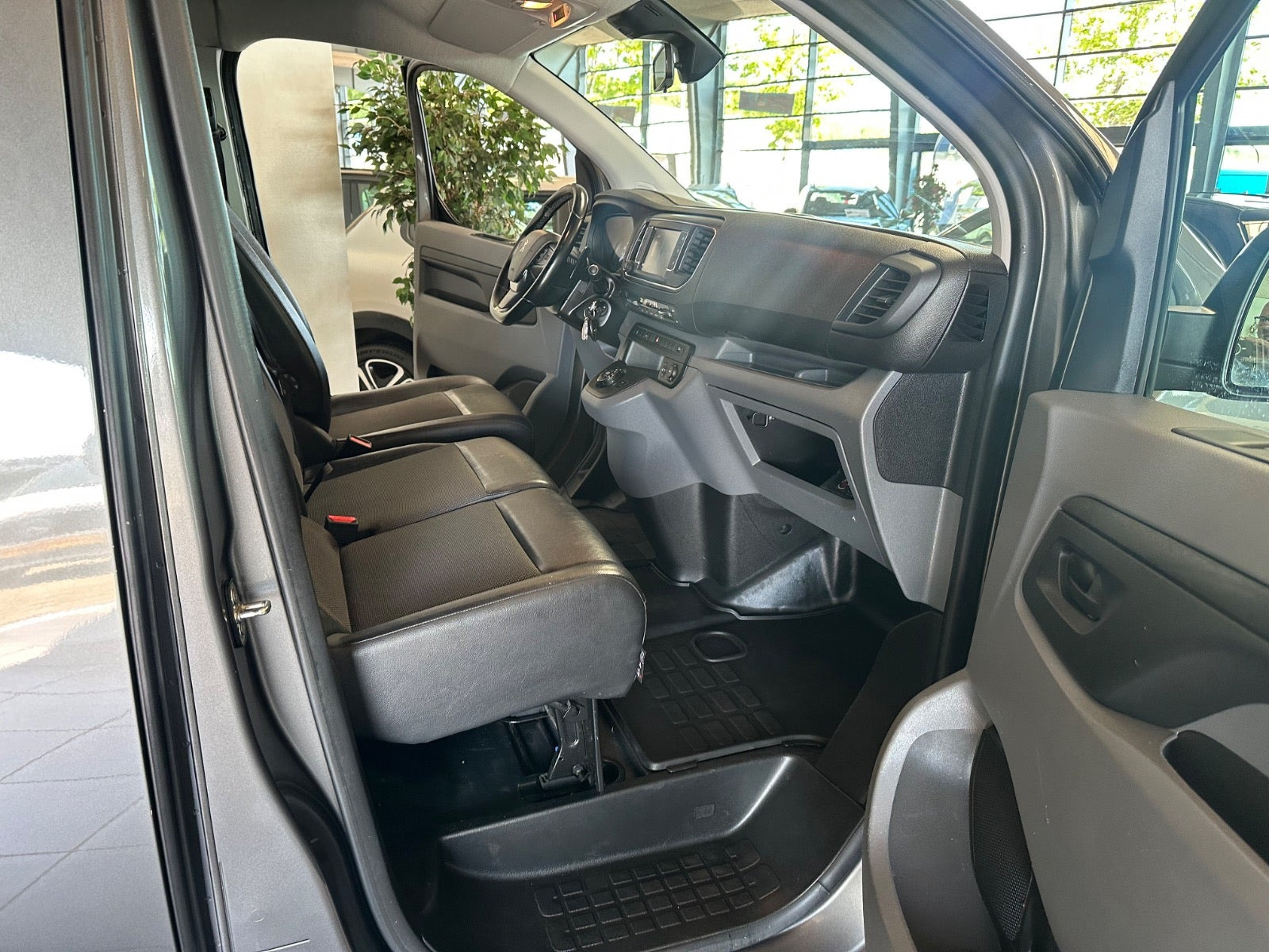 Grå Peugeot Expert fra 2021