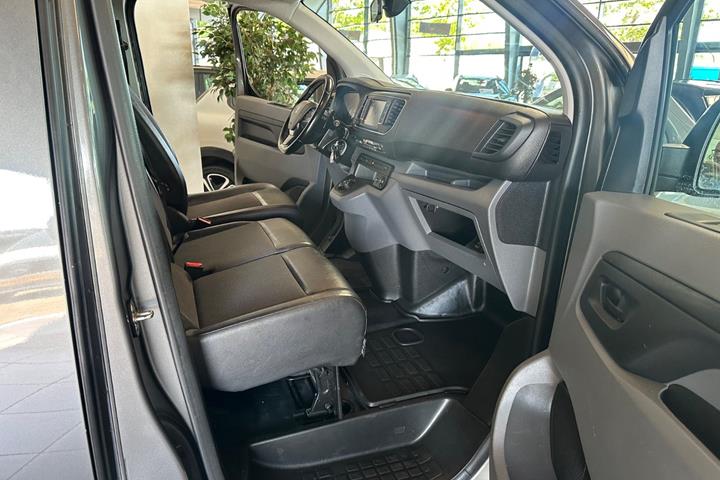 Grå Peugeot Expert fra 2021