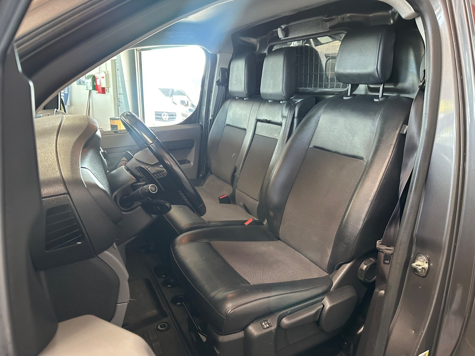 Grå Peugeot Expert fra 2021