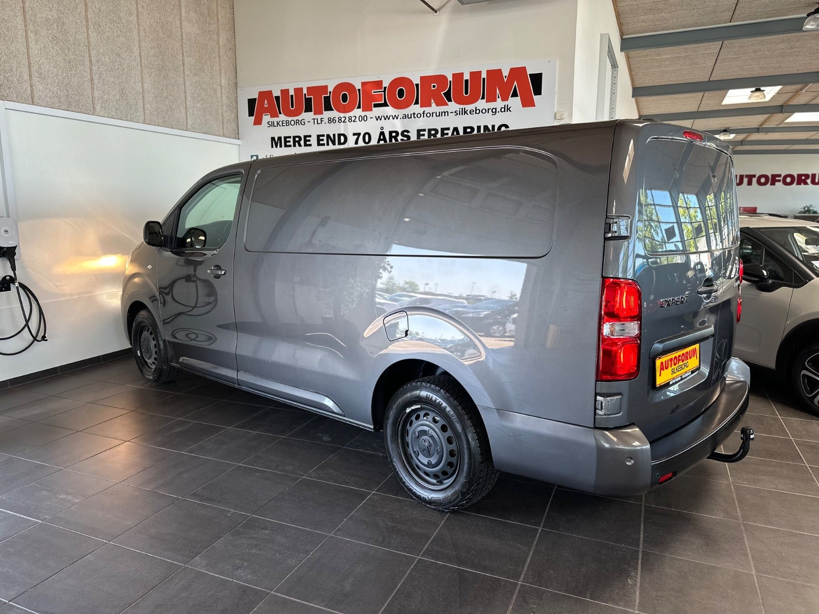 Grå Peugeot Expert fra 2021
