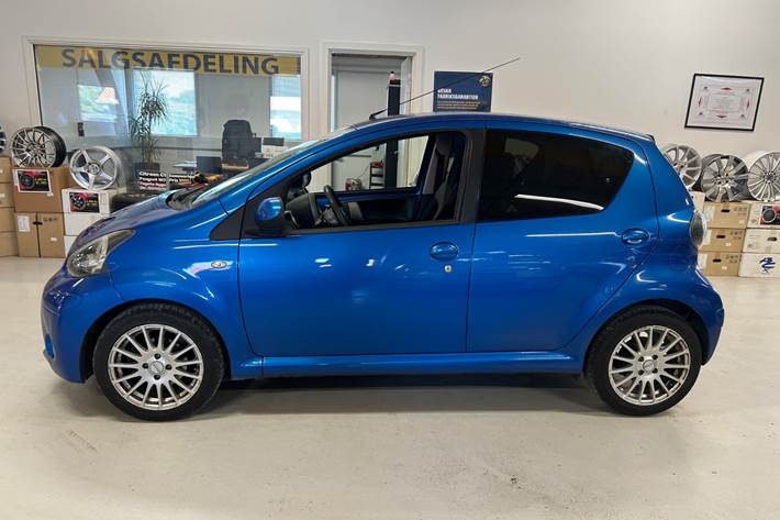 Blå Toyota Aygo fra 2012