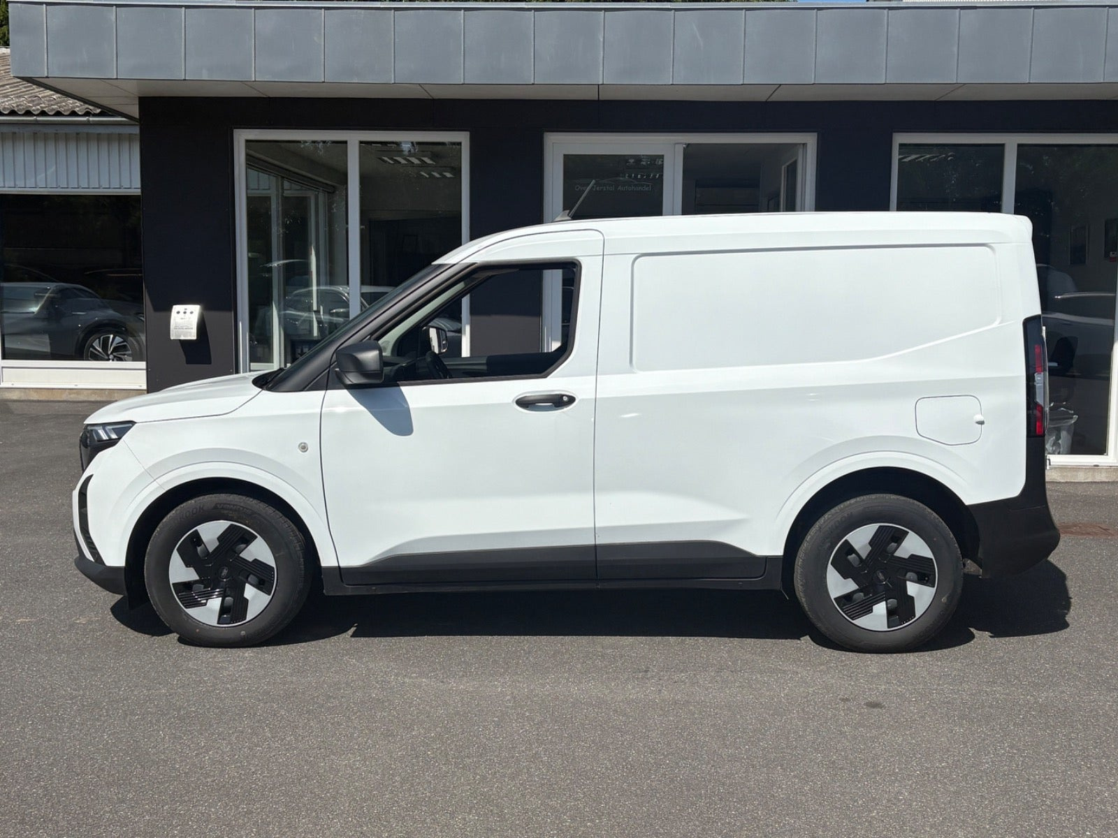Hvid Ford E-Transit Courier fra 2025 set udefra