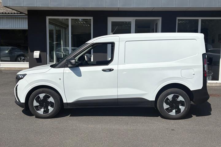 Hvid Ford E-Transit Courier fra 2025 set udefra