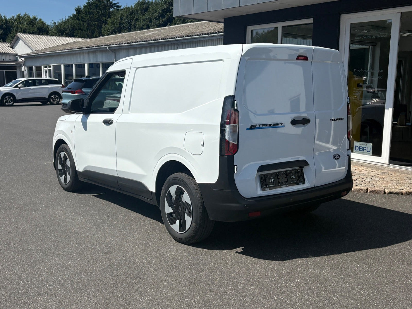 Hvid Ford E-Transit Courier fra 2025 set udefra