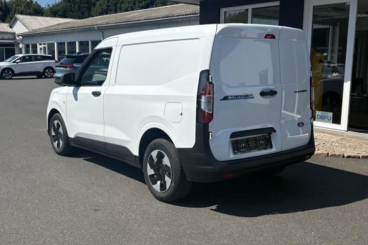 Hvid Ford E-Transit Courier fra 2025 set udefra