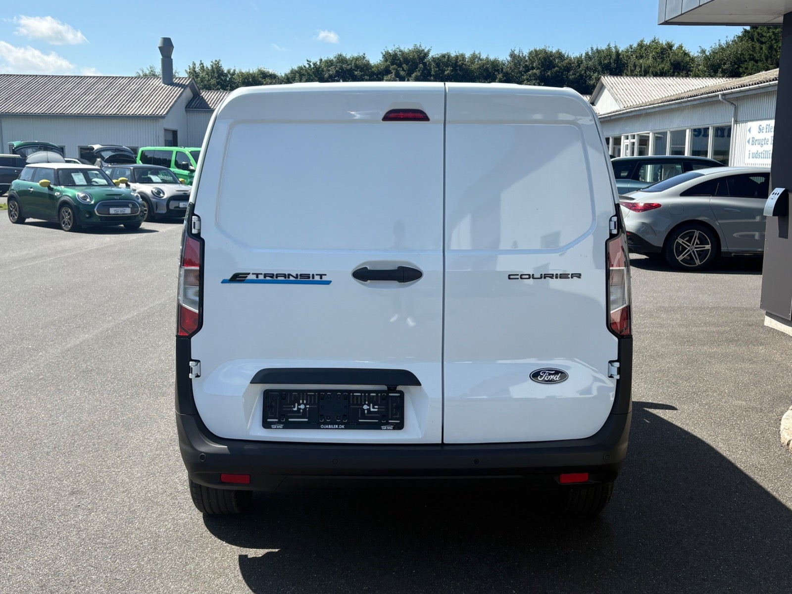 Hvid Ford E-Transit Courier fra 2025 set udefra
