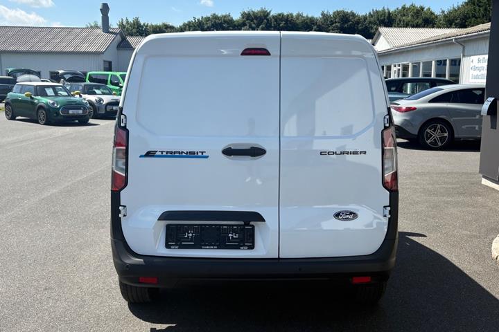 Hvid Ford E-Transit Courier fra 2025 set udefra