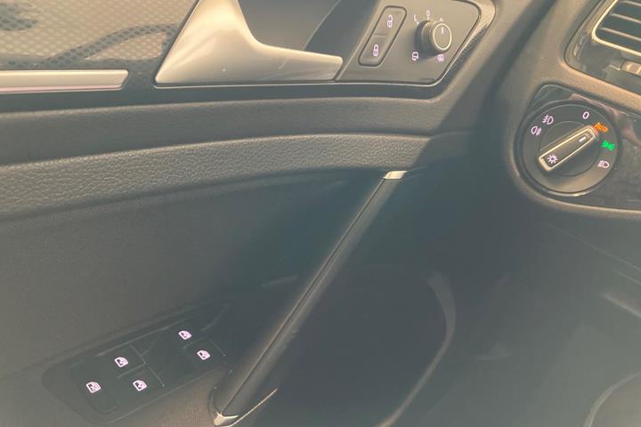 Hvid VW Golf VII fra 2017