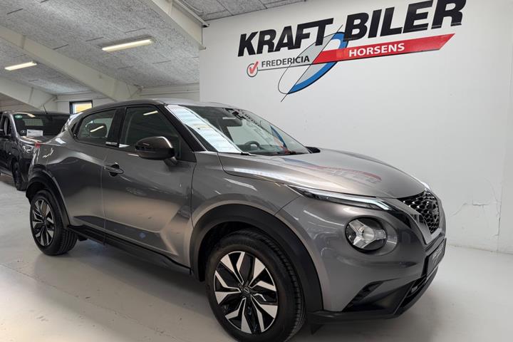 Grå Nissan Juke fra 2023 set udefra