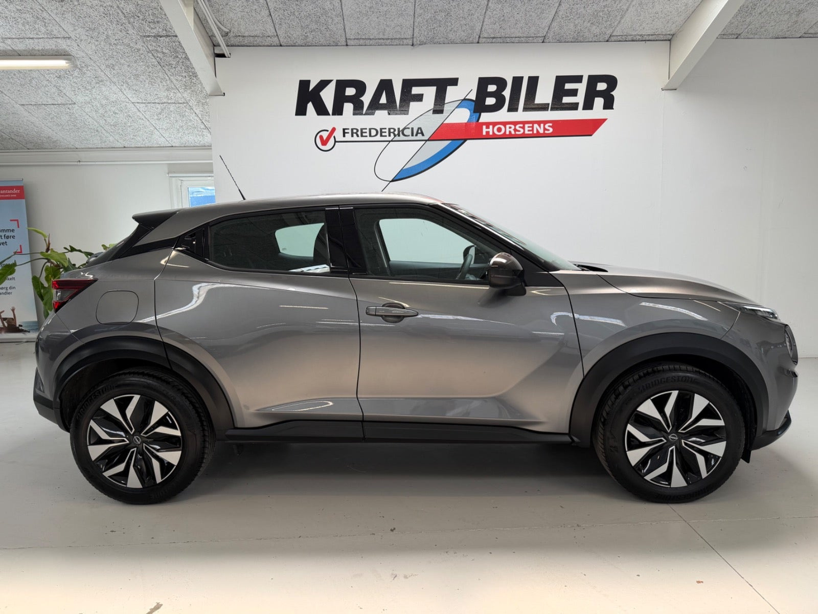 Grå Nissan Juke fra 2023