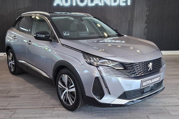Sølv Peugeot 3008 fra 2020 set udefra