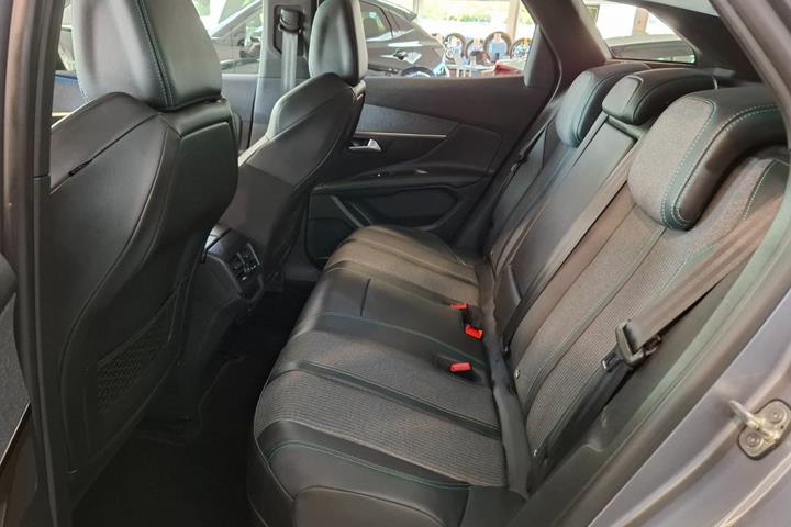 Sølv Peugeot 3008 fra 2020