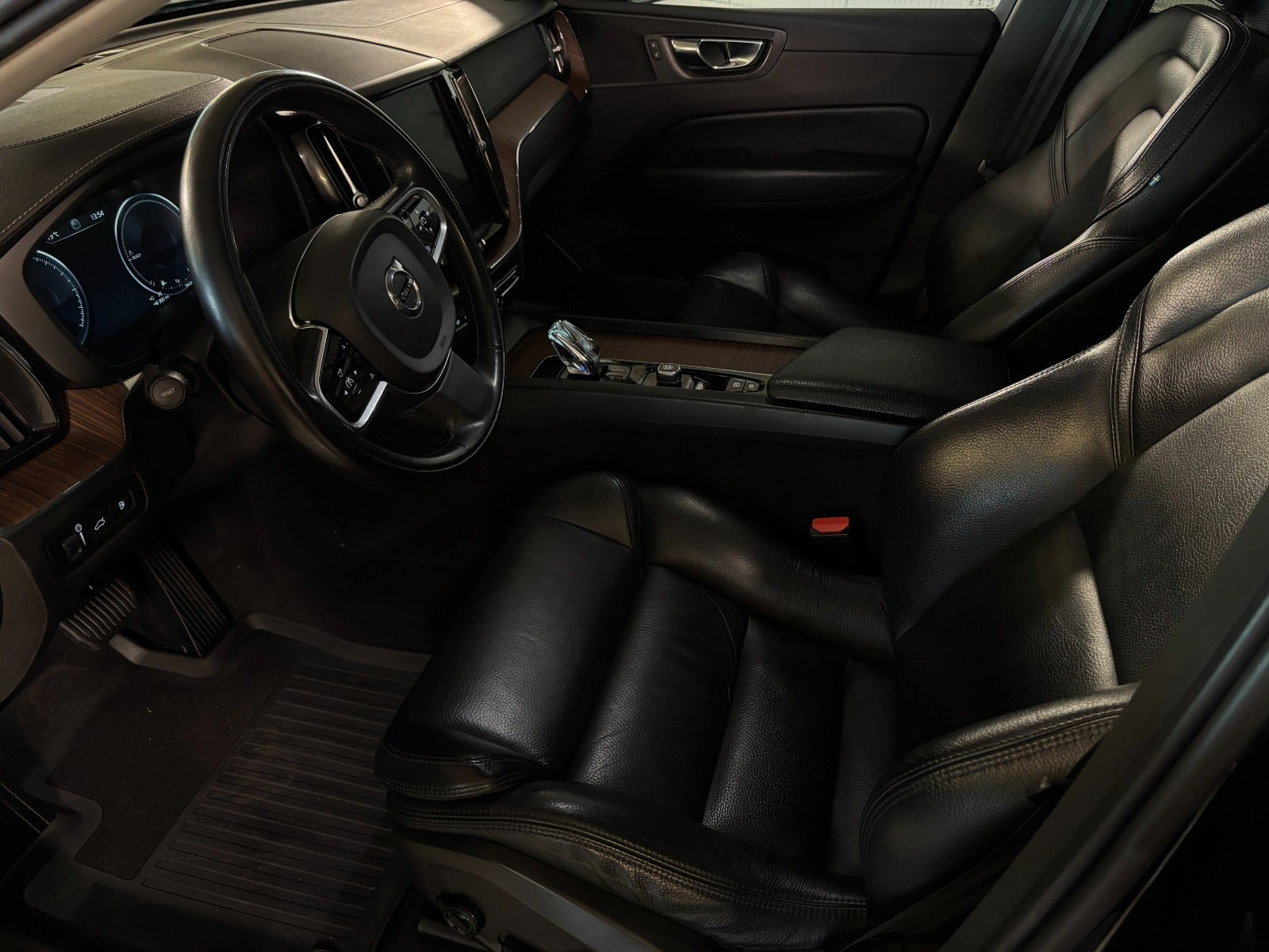 Sort Volvo XC60 fra 2020