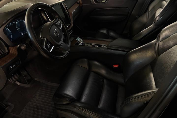 Sort Volvo XC60 fra 2020