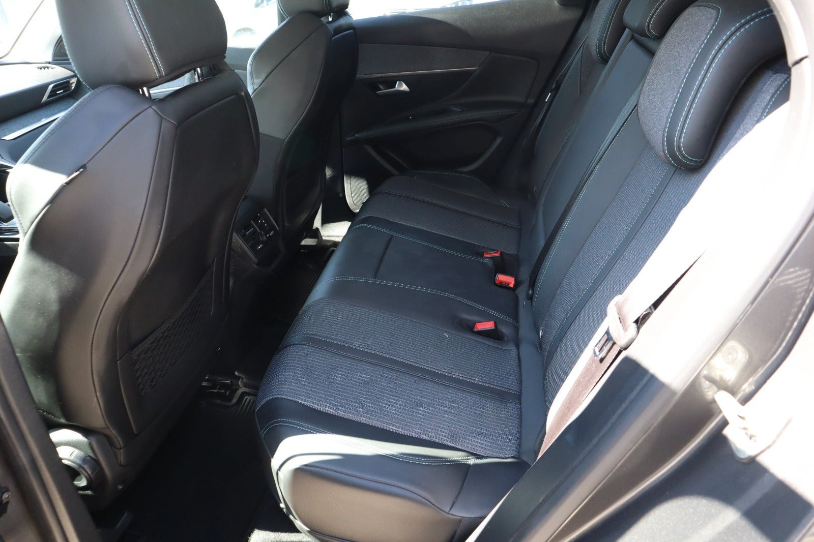 Grå Peugeot 3008 fra 2021