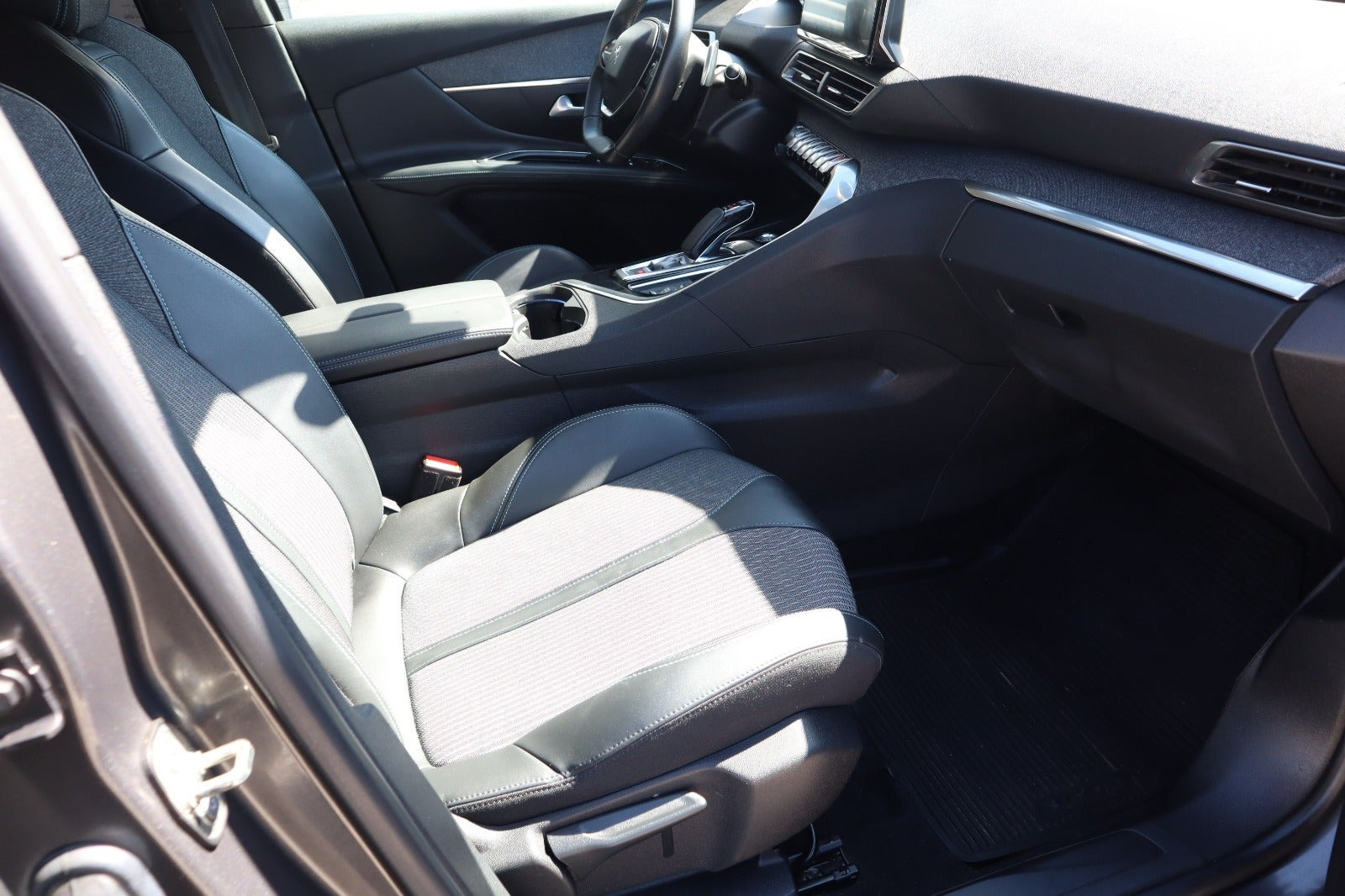 Grå Peugeot 3008 fra 2021