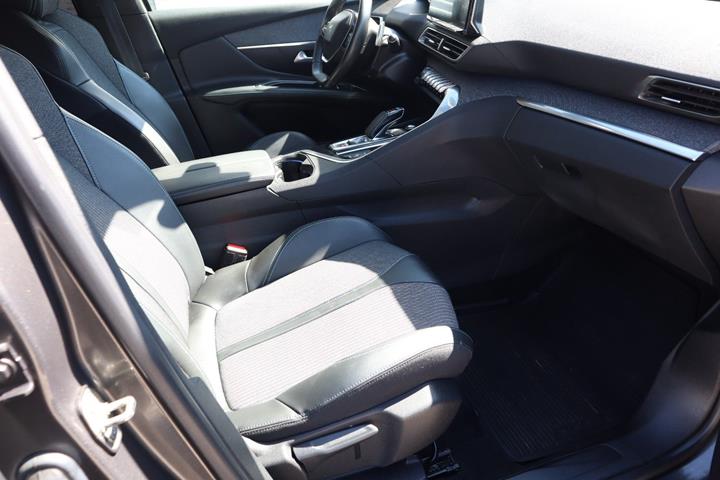 Grå Peugeot 3008 fra 2021