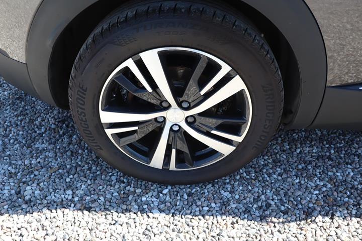 Grå Peugeot 3008 fra 2021