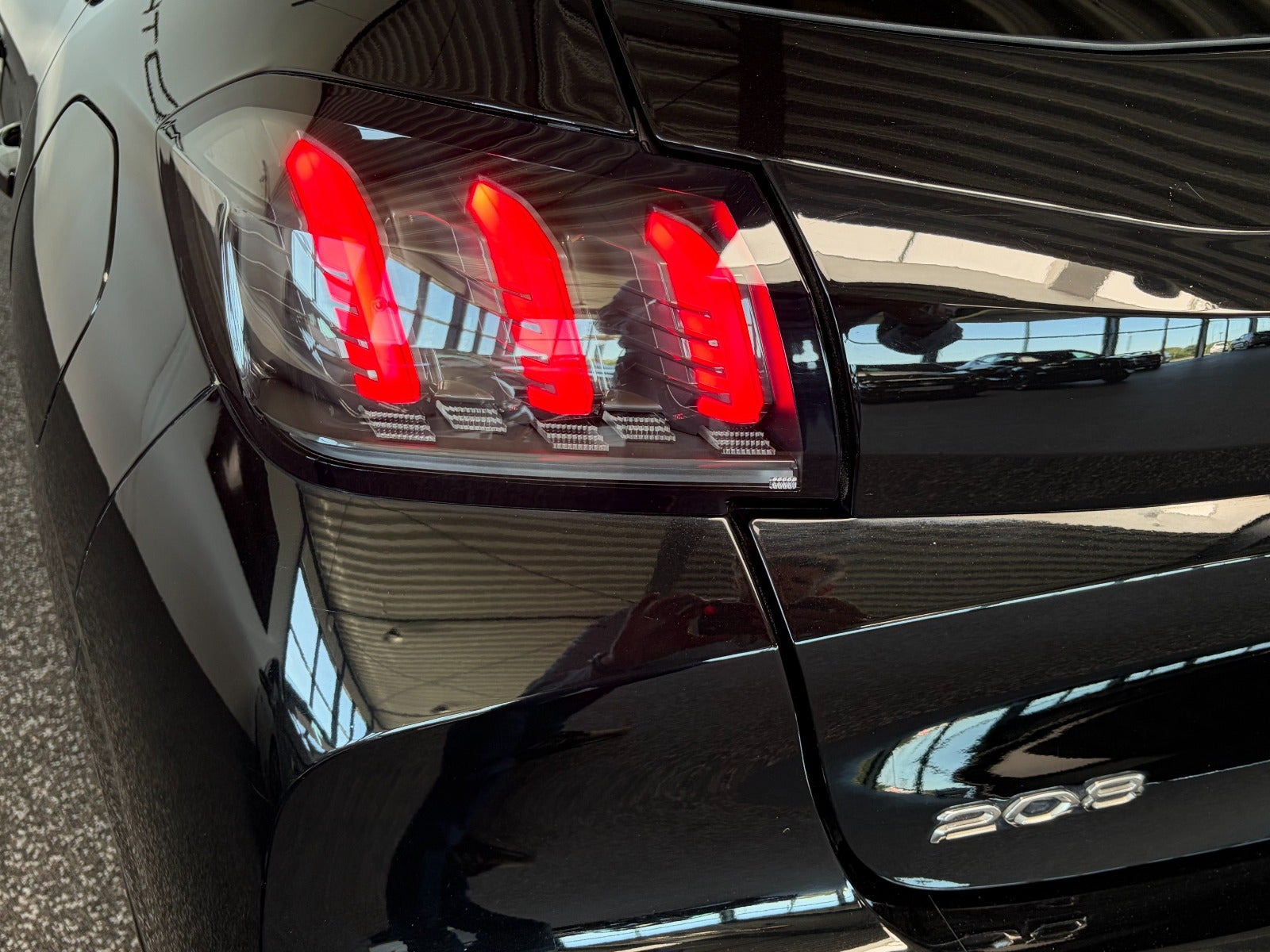 Sort Peugeot 208 fra 2024