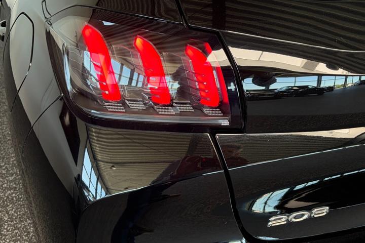 Sort Peugeot 208 fra 2024