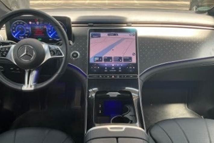 Sort Mercedes EQE350+ fra 2022