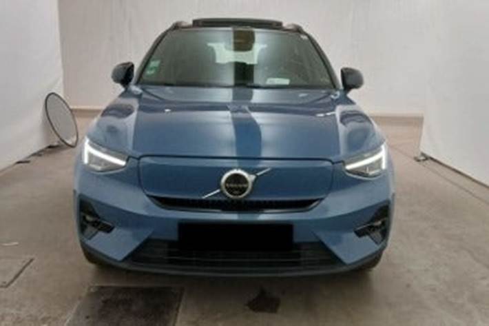 Blå Volvo XC40 fra 2023