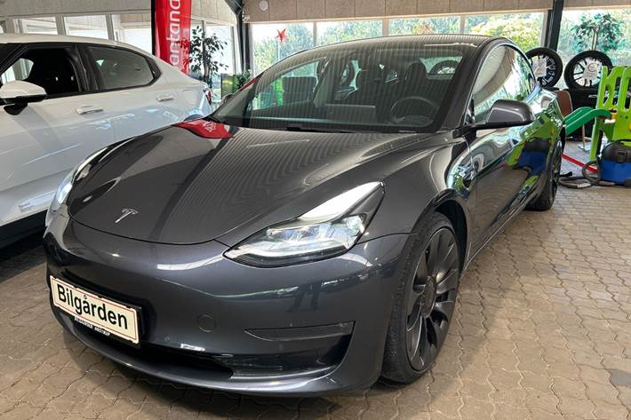 Sort Tesla Model 3 fra 2021