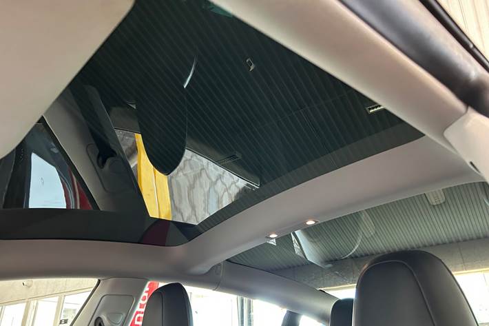 Sort Tesla Model 3 fra 2021