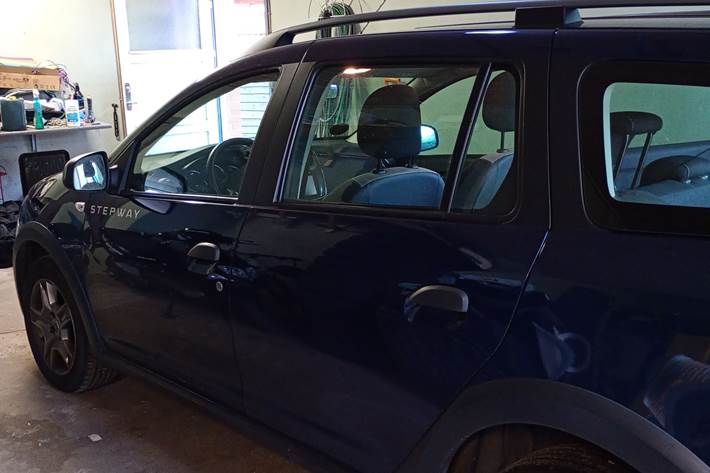 Blå Dacia Logan fra 2018