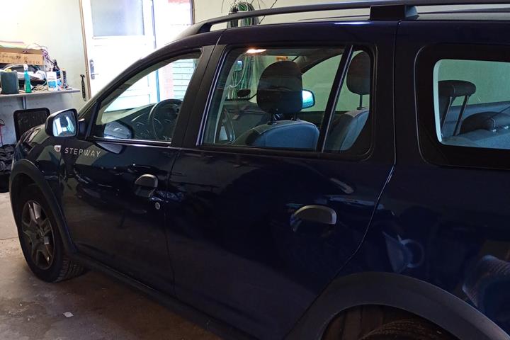Blå Dacia Logan fra 2018