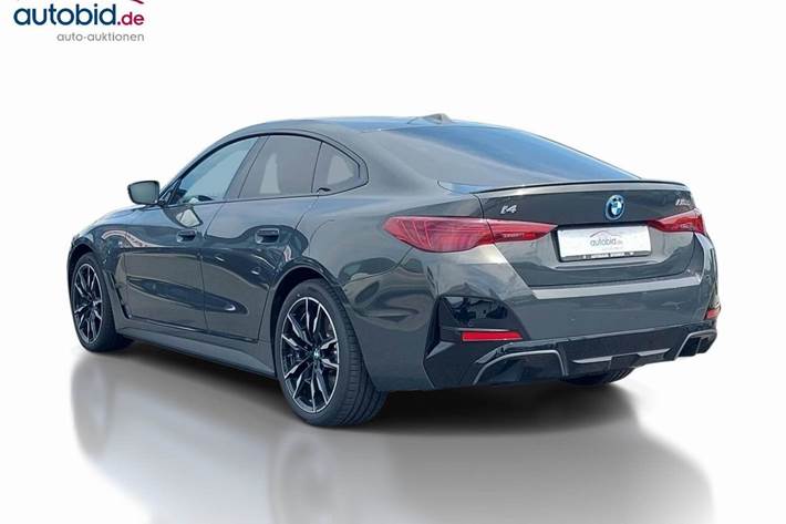 Grå BMW i4 fra 2025
