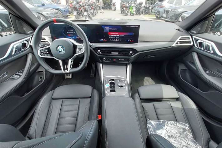 Grå BMW i4 fra 2025