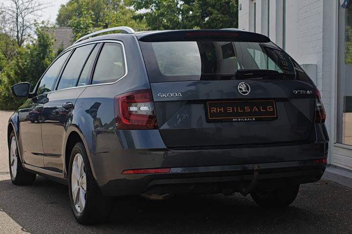 Grå Skoda Octavia fra 2018