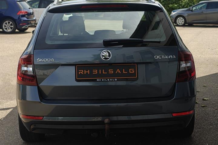 Grå Skoda Octavia fra 2018